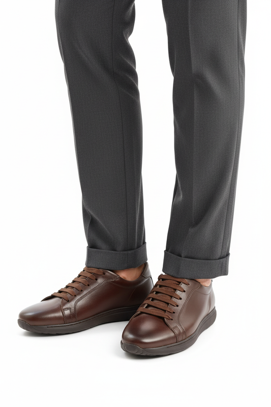 Kahverengi sneaker ayağa giydirilmiş - renk iyileştirildi