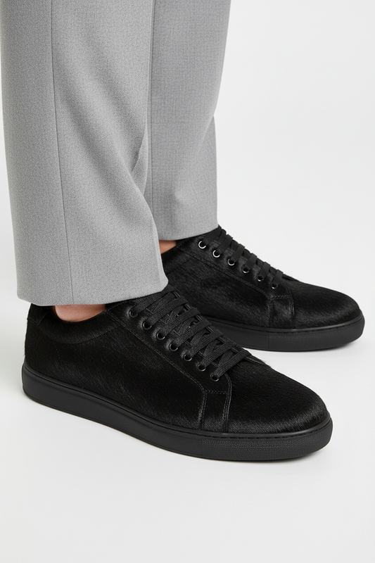 Siyah pony deri sneaker - tüy detayı ayağa giydirilmiş